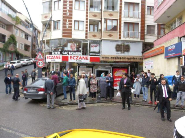 Lüks Otomobil, Otobüs Durağına Daldı: 2 Yaralı