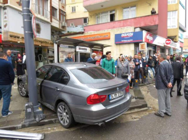 Lüks Otomobil, Otobüs Durağına Daldı: 2 Yaralı