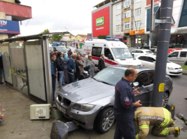 Lüks Otomobil, Otobüs Durağına Daldı: 2 Yaralı