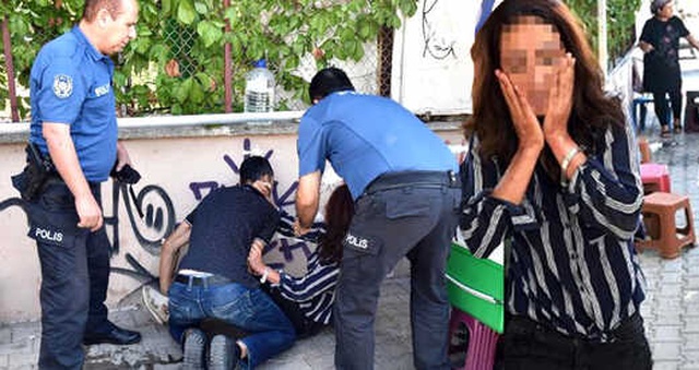 Sokak Ortasında Dövdüğü Karısının Boğazına Bıçak Dayadı