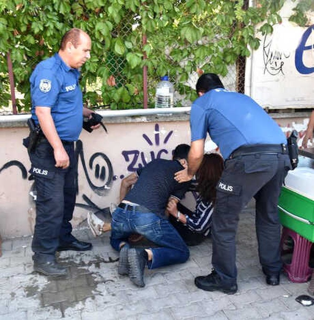 Sokak Ortasında Dövdüğü Karısının Boğazına Bıçak Dayadı