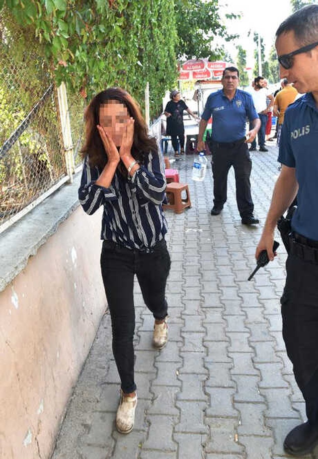 Sokak Ortasında Dövdüğü Karısının Boğazına Bıçak Dayadı