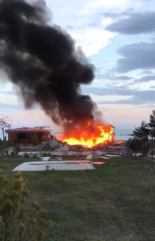 Kaçak İş Yerine Yıkım Kararı Çıkınca, Büfesini Kendi Elleriyle Yaktı