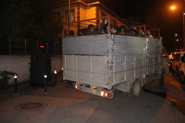 İstanbul'da Kamyon Kasasında 42 Pakistanlı Mülteci Yakalandı, Şoför Kaçtı