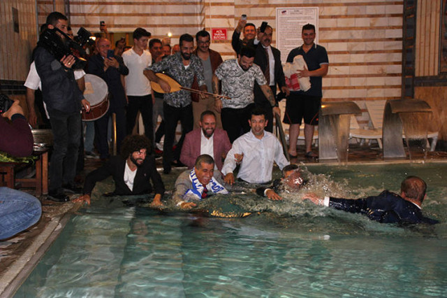 Belediye Başkanı, TRT'deki Canlı Yayında Sonrası Sanatçılarla Birlikte Havuza Girdi