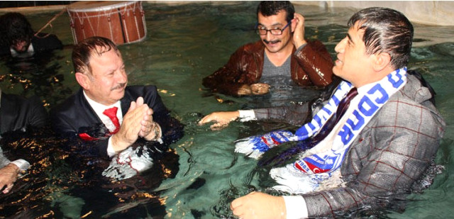 Belediye Başkanı, TRT'deki Canlı Yayında Sonrası Sanatçılarla Birlikte Havuza Girdi
