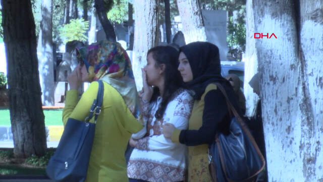 Ders İçin Adli Tıp Kurumuna Giden Hukuk Öğrencileri, Cenaze Yakınlarını Görünce Gözyaşlarına Boğuldu Ders İçin <a class='keyword-sd' href='/adli-tip/' title='Adli Tıp'>Adli Tıp</a> Kurumuna Giden Hukuk Öğrencileri, Cenaze Yakınlarını Görünce Gözyaşlarına Boğuldu