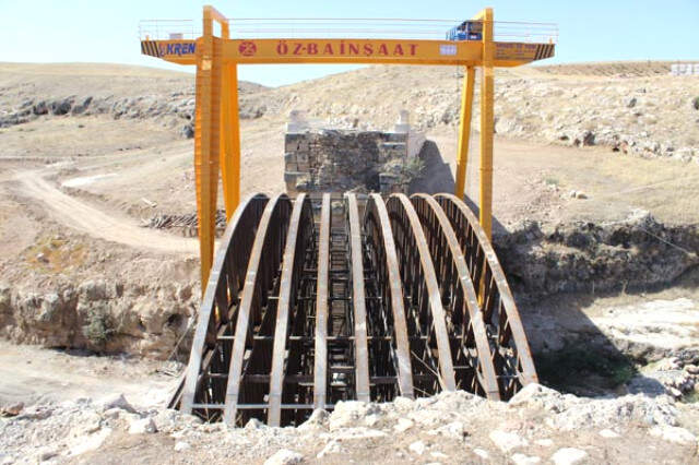 200 Yıl Önce Havaya Uçurulan 1800 Yıllık Köprünün İki Yakası Birleşiyor.