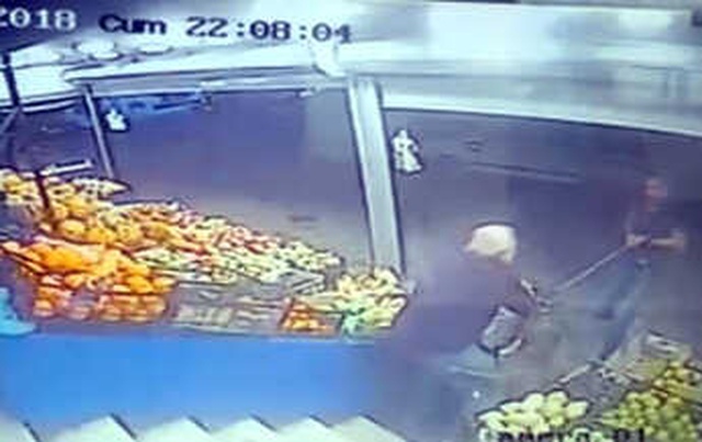 İki Pitbull Köpeği Yaşlı Adamın Kolunu Kopardı, Dehşet Anları Kamerada!