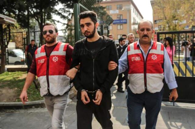 Otomobiliyle Yayaları Ezen Sürücünün Dövdüğü Kız Arkadaşı: Kalabalık Artınca Vatandaşların Üstüne Sürdü Otomobiliyle Yayaları Ezen Sürücünün Dövdüğü Kız Arkadaşı: Kalabalık Artınca Vatandaşların Üstüne Sürdü