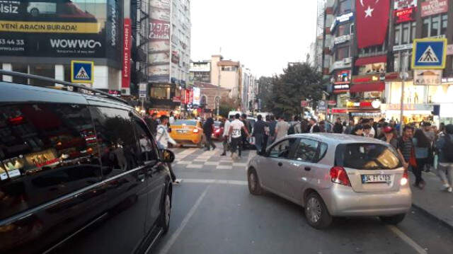 Otomobiliyle Yayaları Ezen Sürücünün Dövdüğü Kız Arkadaşı: Kalabalık Artınca Vatandaşların Üstüne Sürdü Otomobiliyle Yayaları Ezen Sürücünün Dövdüğü Kız Arkadaşı: Kalabalık Artınca Vatandaşların Üstüne Sürdü