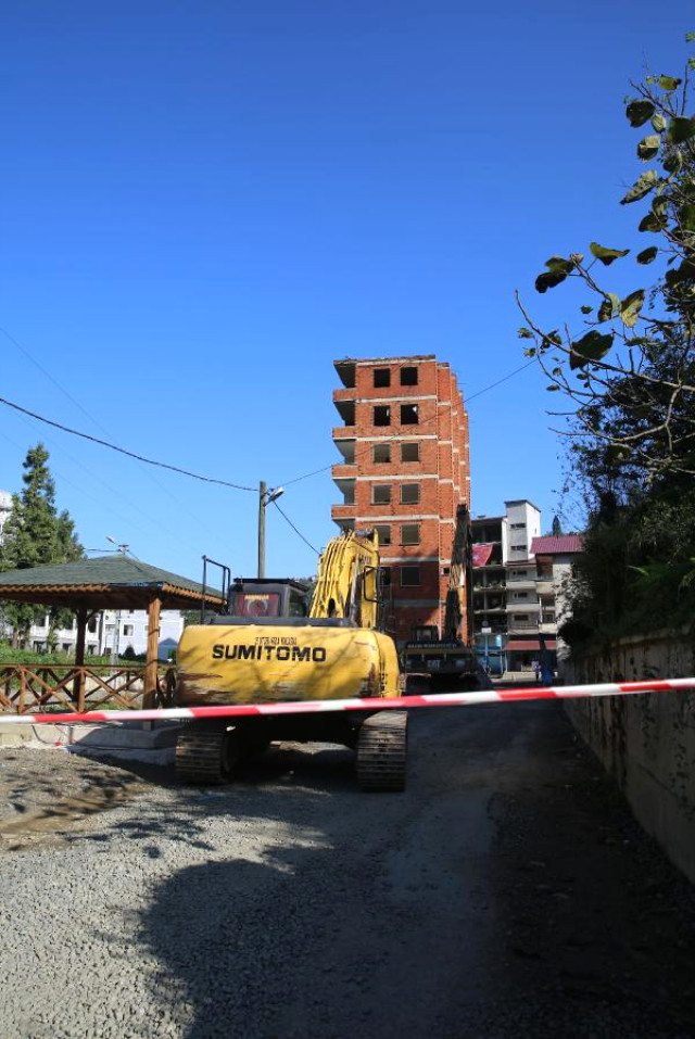 Rize'de Dere Yatağındaki 7 Katlı Apartmanın Yıkımına Başlandı