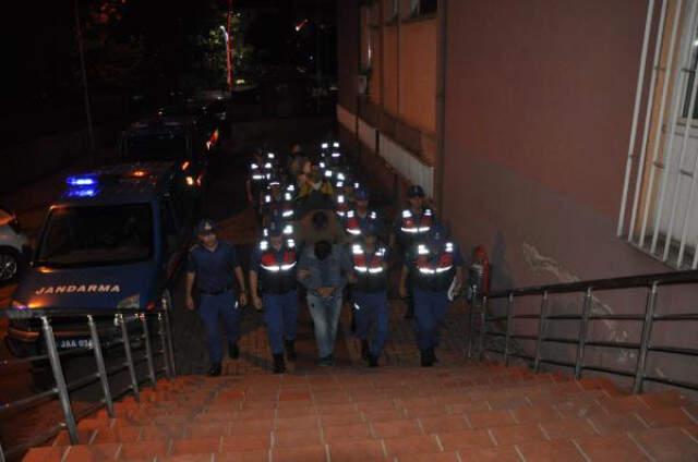 Tas İçindeki Sahte Altınla 644 Bin 500 Liralık Dolandırıcılık Bartın'da Tasın İçindeki Sahte Altınlarla 644 Bin Liralık Vurgun Yapan Dolandırıcılar Yakalandı