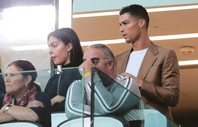 Tecavüz İddialarıyla Suçlanan Ronaldo, Juventus-Young Boys Maçını Ailesi ile Birlikte İzledi Tecavüz İddialarıyla Suçlanan Ronaldo, Juventus-Young Boys Maçını Ailesi ile Birlikte İzledi