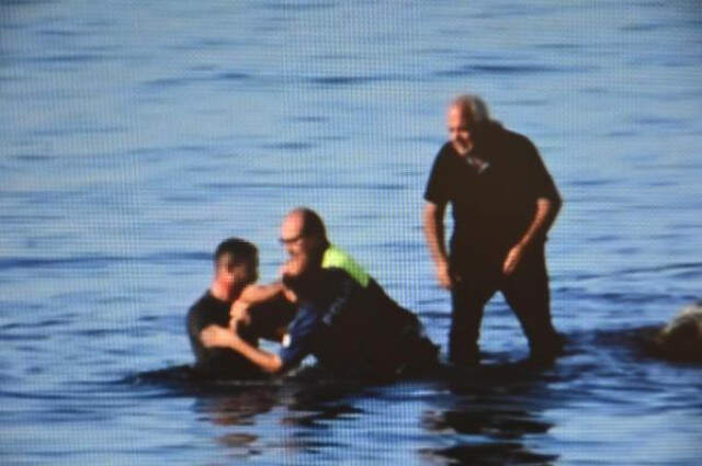 Cam Parçasıyla Boynunu Kesip Denize Atlayan Genci, Suya Atlayan Polis Kurtardı Cam Parçasıyla Boynunu Kesip Denize Atlayan Genci, Üniformasıyla Suya Giren Polis Kurtardı