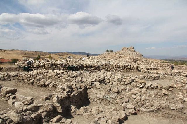 Çorum'daki Kazı Çalışmalarında 3500 Yıllık Kap Bulundu