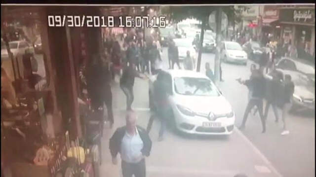 Küçükçekmece'de Polisten Kaçan Zehir Taciri Aracıyla Yayaları Ezdi: 5 Yaralı Küçükçekmece'de Polisten Kaçan Zehir Taciri Aracıyla 5 Vatandaşı Ezdi! O Anlar Kamerada