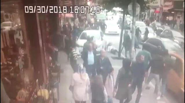 Küçükçekmece'de Polisten Kaçan Zehir Taciri Aracıyla Yayaları Ezdi: 5 Yaralı Küçükçekmece'de Polisten Kaçan Zehir Taciri Aracıyla 5 Vatandaşı Ezdi! O Anlar Kamerada