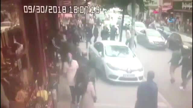 Küçükçekmece'de Polisten Kaçan Zehir Taciri Aracıyla Yayaları Ezdi: 5 Yaralı Küçükçekmece'de Polisten Kaçan Zehir Taciri Aracıyla 5 Vatandaşı Ezdi! O Anlar Kamerada