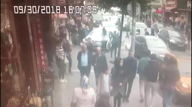 Küçükçekmece'de Polisten Kaçan Zehir Taciri Aracıyla Yayaları Ezdi: 5 Yaralı Küçükçekmece'de Polisten Kaçan Zehir Taciri Aracıyla 5 Vatandaşı Ezdi! O Anlar Kamerada