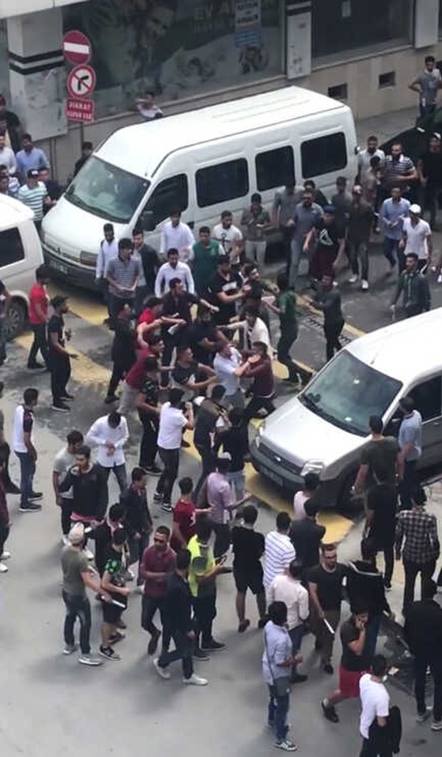 İstanbul'da İki Grup Birbirine Girdi, Yumruk ve Tekmelerin Havada Uçtuğu <a class='keyword-sd' href='/kavga/' title='Kavga'>Kavga</a> Kameraya Yansıdı
