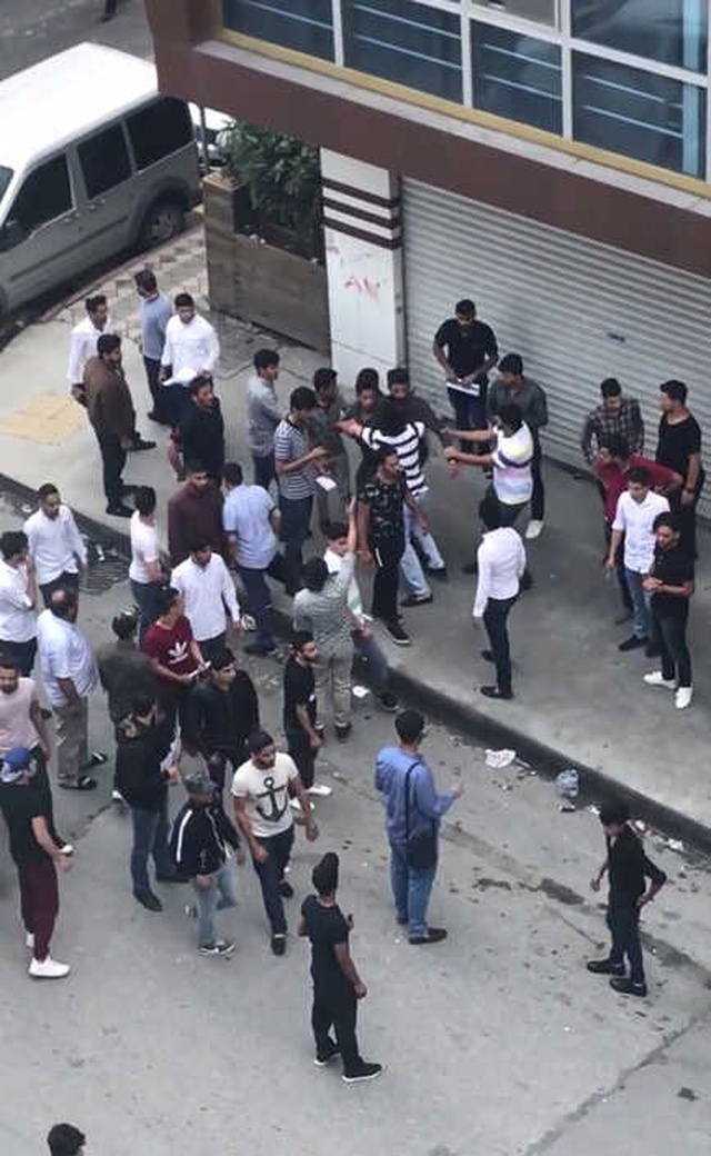 İstanbul'da İki Grup Birbirine Girdi, Yumruk ve Tekmelerin Havada Uçtuğu Kavga Kameraya Yansıdı