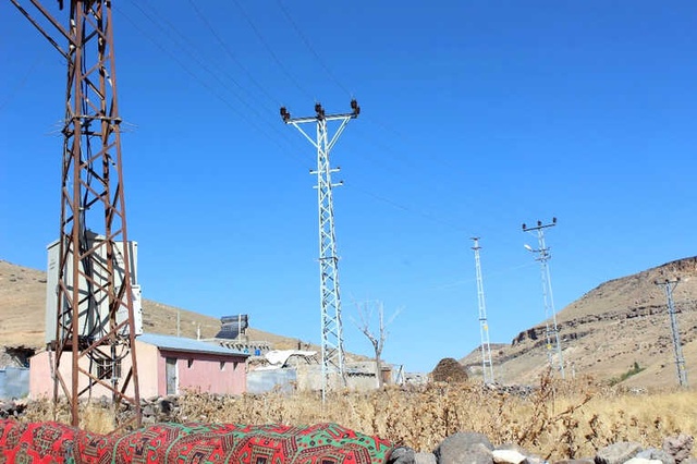 Elektrik Direğine Takılan Kuşu Kurtarmak İsterken Kollarından Olan Çocuk, Türkiye'den Yardım İstedi