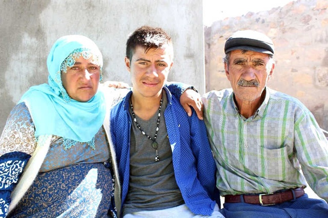 Elektrik Direğine Takılan Kuşu Kurtarmak İsterken Kollarından Olan Çocuk, Türkiye'den Yardım İstedi