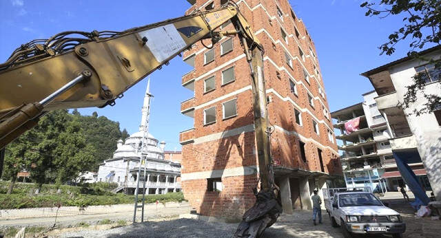 Rize'de Dere Yatağındaki 7 Katlı Binanın Yıkımı Sürüyor
