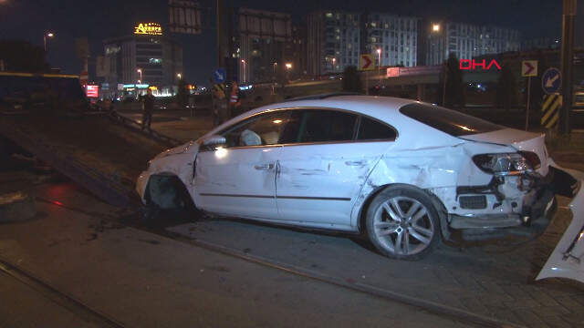 Son Dakika! İstanbul'da Kontrolden Çıkan Otomobil, Tramvaya Çarptı: 1 Yaralı İstanbul'da Kontrolden Çıkan Otomobil, Tramvaya Çarptı: 2 Yaralı