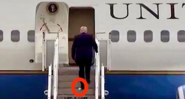 ABD Başkanı Trump Uçağa Binerken Ayakkabısına Tuvalet Kağıdı Yapıştı
