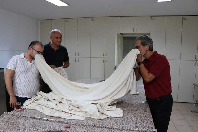 <a class='keyword-sd' href='/cay/' title='Çay'>Çay</a> Tiryakisi Girişimci Üzerine Dökülen Çaydan Esinlenerek Çay Kokulu Kumaş Geliştirdi