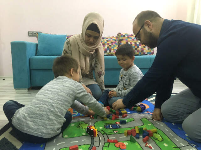 DMD Hastası 2 Kardeş, Hindistan'da Tedavi Görmek İçin Sağlık Bakanlığı ve Hayırseverlerden Yardım Bekliyor DMD Hastası 2 Kardeş, Hindistan'da Tedavi Olmak İçin Sağlık Bakanlığı ve Hayırseverlerden Yardım Bekliyor