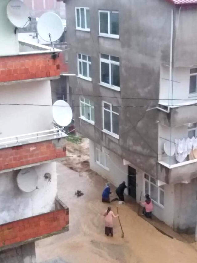 Doğu Karadeniz'de Sağanak, Sel ve Heyelana Yol Açtı, Yollar Kapandı