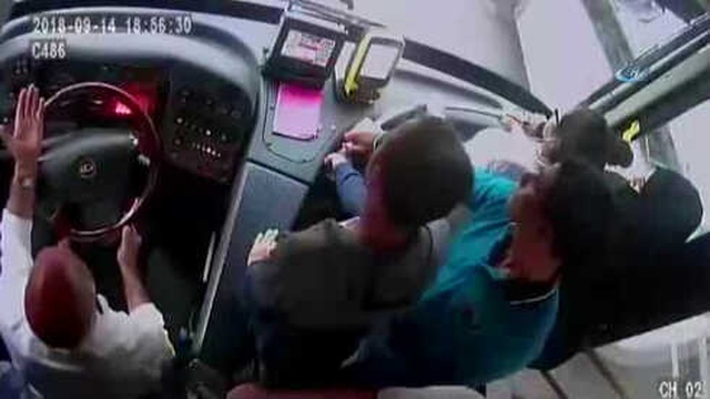 Genç Adam, Kendisine Yol Veren Otobüs Şoförüne Saldırdı