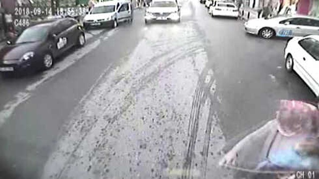 Genç Adam, Kendisine Yol Veren Otobüs Şoförüne Saldırdı