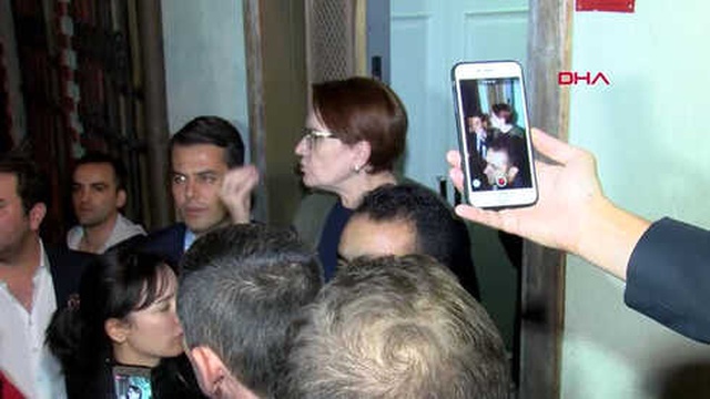 İYİ Partililer, Meral Akşener'e Destek Vermek İçin Evinin Önünde Toplandı