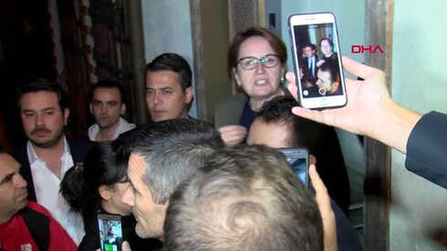 İYİ Partililer, Meral Akşener'e Destek Vermek İçin Evinin Önünde Toplandı