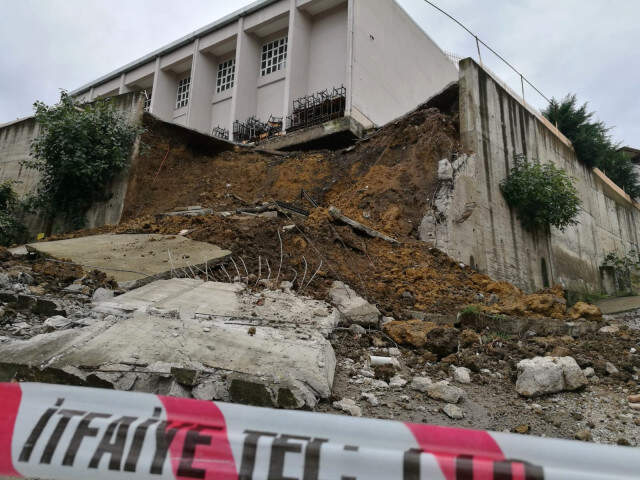 Ordu'da İstinat Duvarı Çöken Lisenin Öğrencileri Okuldan Tahliye Edildi Ordu'da İstinat Duvarı Çöken Lisenin Öğrencileri Okuldan Tahliye Edildi