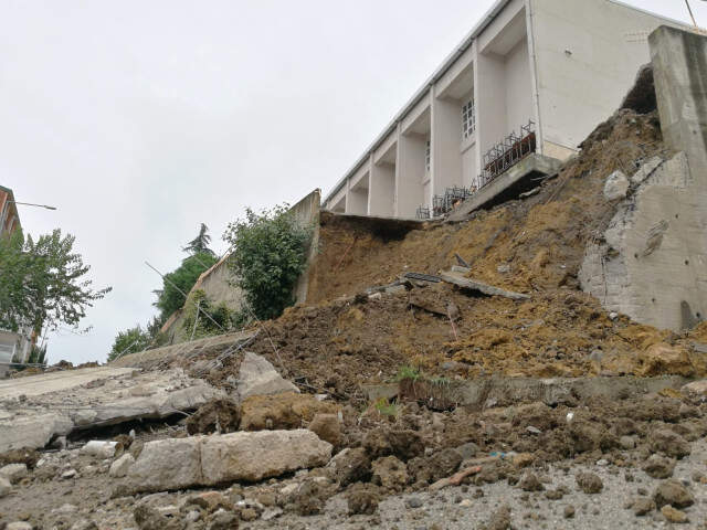 Ordu'da İstinat Duvarı Çöken Lisenin Öğrencileri Okuldan Tahliye Edildi Ordu'da İstinat Duvarı Çöken Lisenin Öğrencileri Okuldan Tahliye Edildi