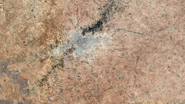 Uydu Fotoğraflarında Ortaya Çıktı! YPG/PKK Münbiç'i Çukurlarla Çevreledi Uydu Fotoğraflarında Ortaya Çıktı! YPG/PKK Münbiç'i Çukurlarla Çevreledi