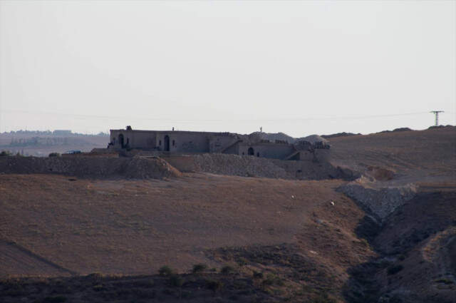 Uydu Fotoğraflarında Ortaya Çıktı! YPG/PKK Münbiç'i Çukurlarla Çevreledi Uydu Fotoğraflarında Ortaya Çıktı! YPG/PKK Münbiç'i Çukurlarla Çevreledi