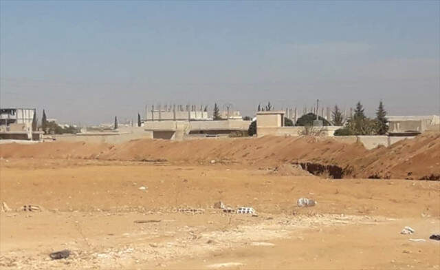 Uydu Fotoğraflarında Ortaya Çıktı! YPG/PKK Münbiç'i Çukurlarla Çevreledi Uydu Fotoğraflarında Ortaya Çıktı! YPG/PKK Münbiç'i Çukurlarla Çevreledi