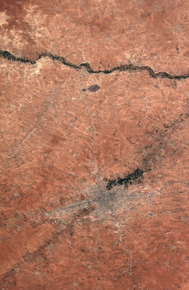 Uydu Fotoğraflarında Ortaya Çıktı! YPG/PKK Münbiç'i Çukurlarla Çevreledi Uydu Fotoğraflarında Ortaya Çıktı! YPG/PKK Münbiç'i Çukurlarla Çevreledi