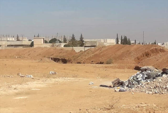 Uydu Fotoğraflarında Ortaya Çıktı! YPG/PKK Münbiç'i Çukurlarla Çevreledi Uydu Fotoğraflarında Ortaya Çıktı! YPG/PKK Münbiç'i Çukurlarla Çevreledi
