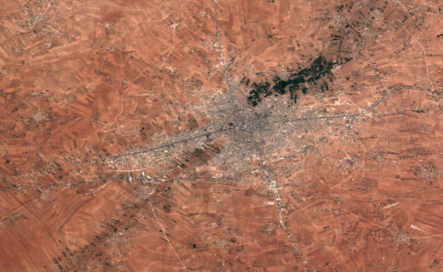 Uydu Fotoğraflarında Ortaya Çıktı! YPG/PKK Münbiç'i Çukurlarla Çevreledi Uydu Fotoğraflarında Ortaya Çıktı! YPG/PKK Münbiç'i Çukurlarla Çevreledi