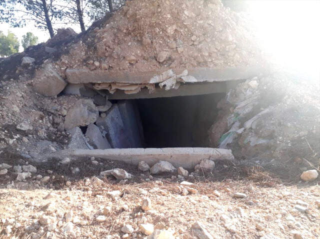 Uydu Fotoğraflarında Ortaya Çıktı! YPG/PKK Münbiç'i Çukurlarla Çevreledi Uydu Fotoğraflarında Ortaya Çıktı! YPG/PKK Münbiç'i Çukurlarla Çevreledi