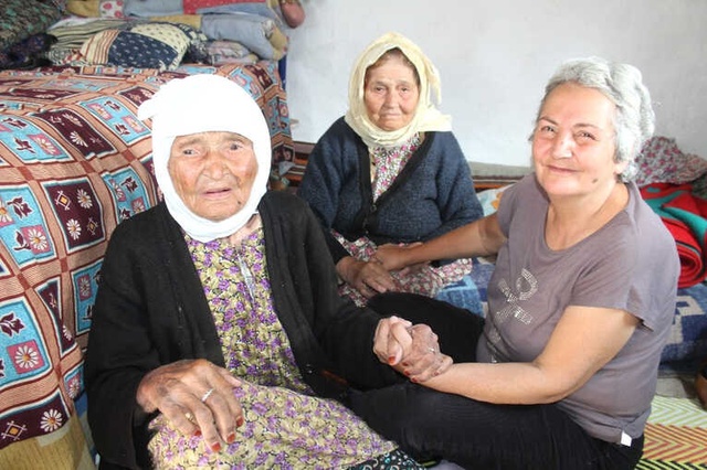 114 Yaşındaki Fatma Teyze, İlk Kez Doğum Günü Kutladı