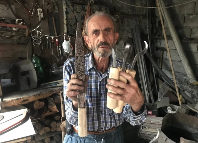 72 Yaşındaki Mustafa Özen 3 Bin Çekiç Darbesi Vurarak Elde Törpü Üretiyor