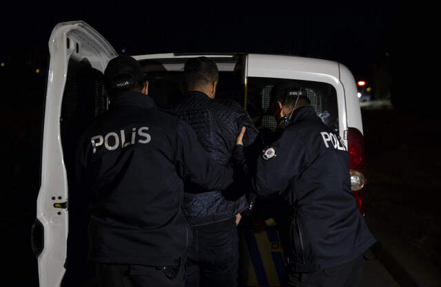 Direksiyon Başında Uyuyakalan Sürücüyü Polis Güçlükle Ayıltabildi